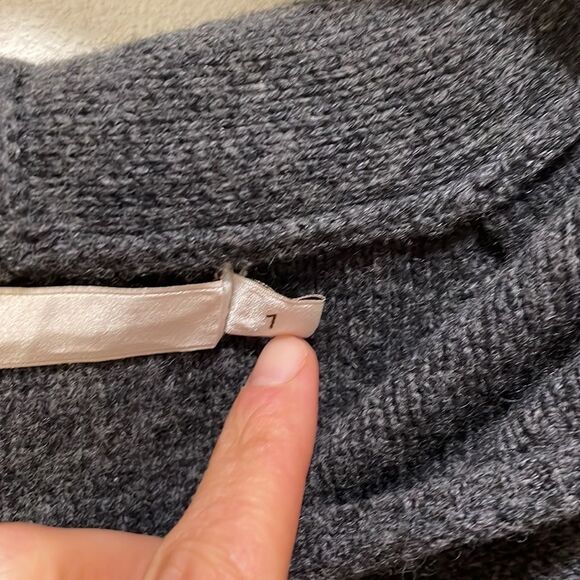J Park woman’s cashmere and wool grey sweater - Picture 7 of 10